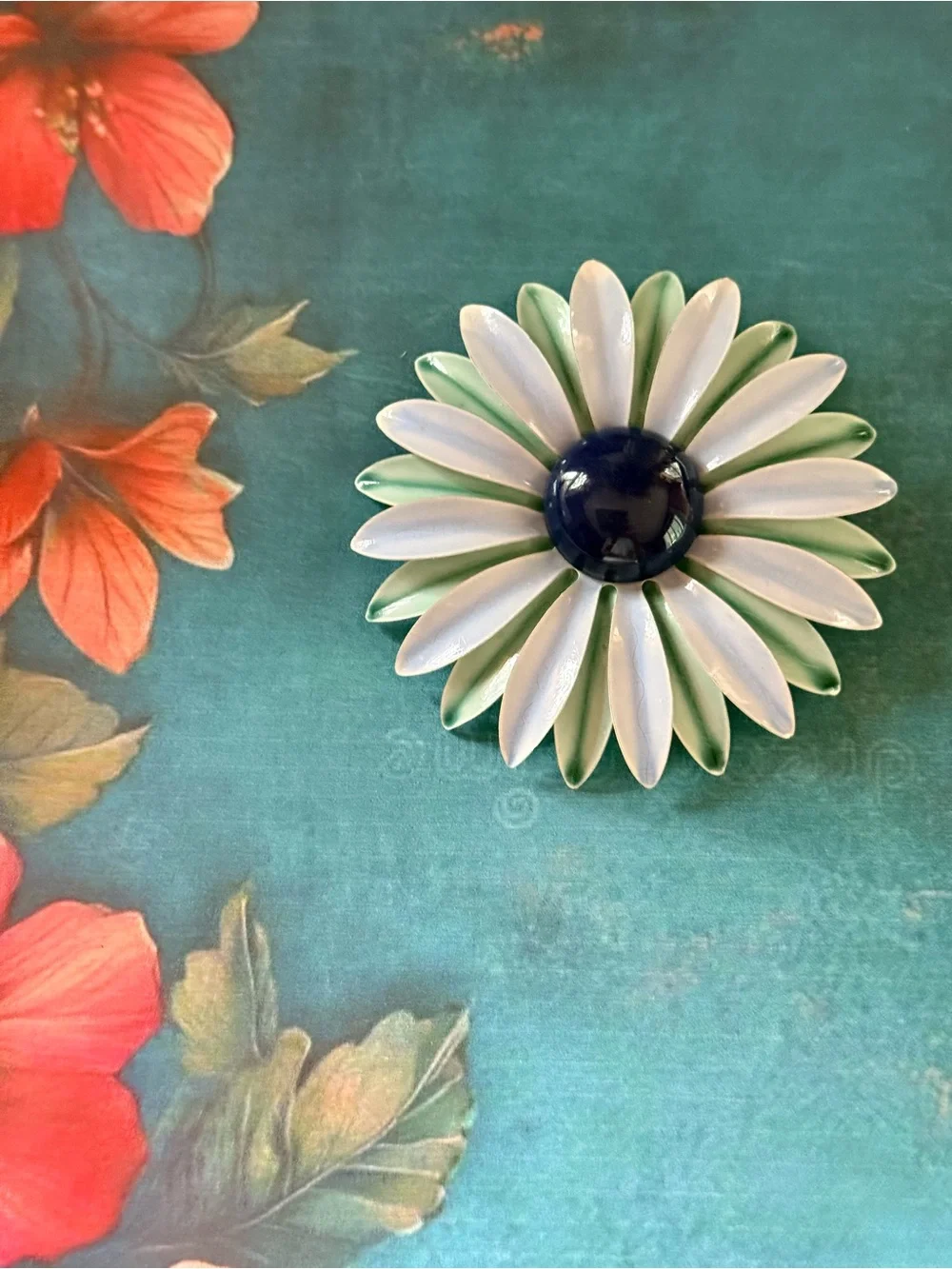 Decorative Daisy Enamel Brooch. White and Blue
